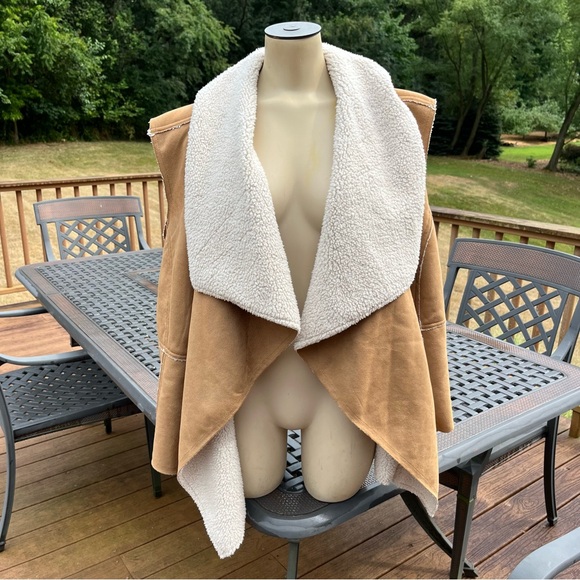 Faux suede sherpa style vest. 1X - Picture 1 of 9